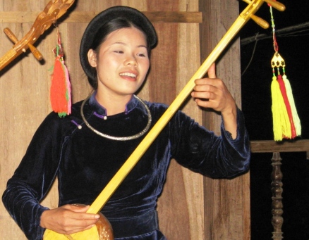Tay women’s playing Tinh musical instrument- From: vietbao.vn