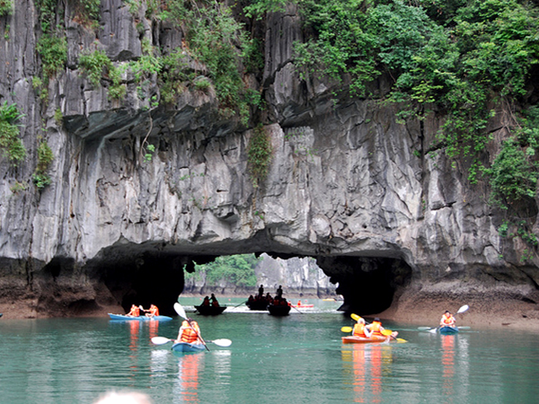 luon cave in halong bay