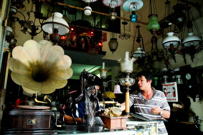 Shopping at the antiques street (le cong kieu)