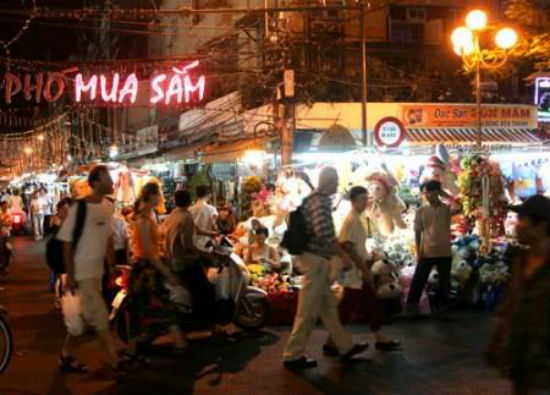 Vietnam highlights tour Shopping at night market saigon