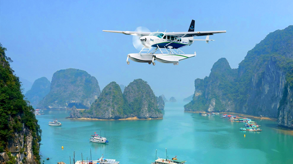     A Hai Au seaplane takes a tour around majestic Ha Long Bay. (Photo: VNA)