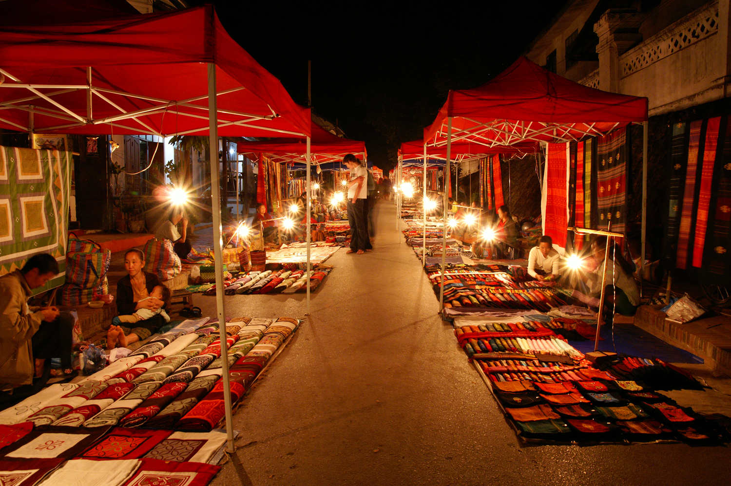 Night market. Луанг Прабанг ночной рынок. Вьентьян ночной рынок. Ночной рынок в Лаосе. Рынок ночью.