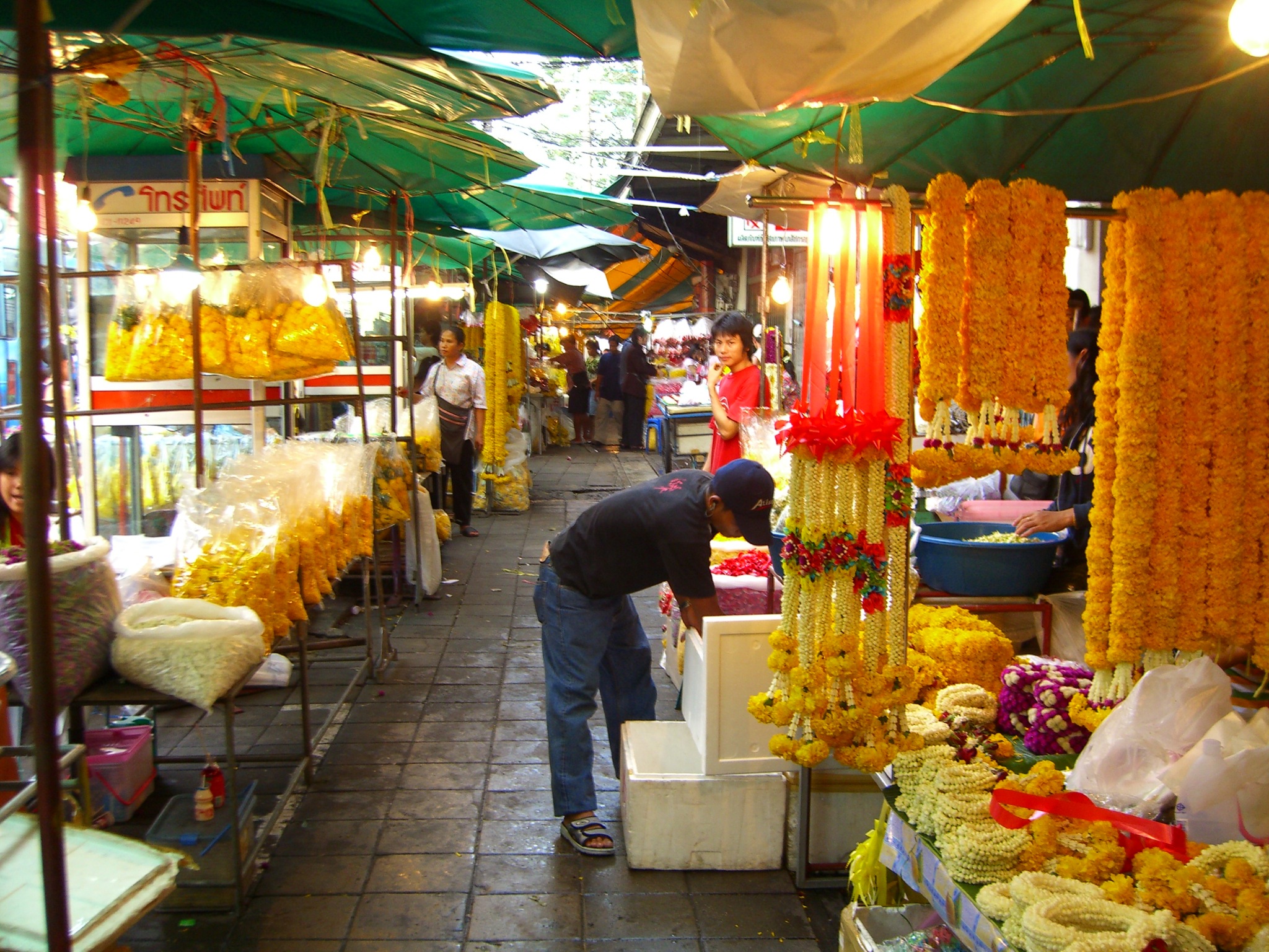 3.	Pak Khlong Talad Night Market