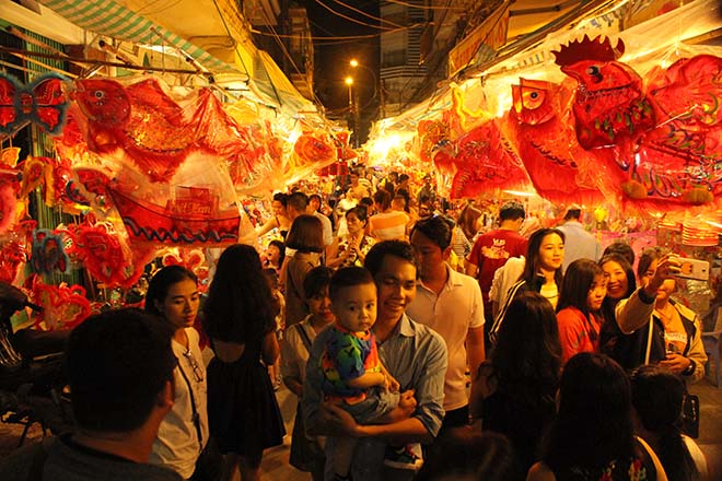 When is mid autumn Festival Vietnam lantern street