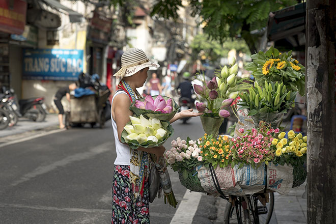vietnam-sidewalk-vendor
