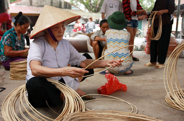 Vietnamese woman in traditional Ao dai dress and Non la conical hat, Hanoi,  Vietnam, Indochina, Southeast