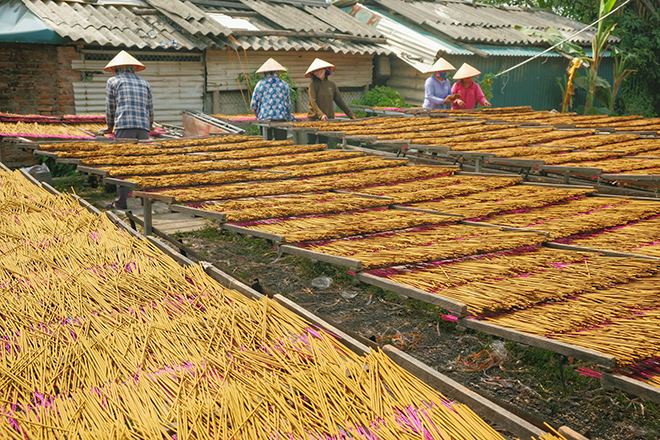 Quang Phu Cau Incense Making hanoi traditional villages