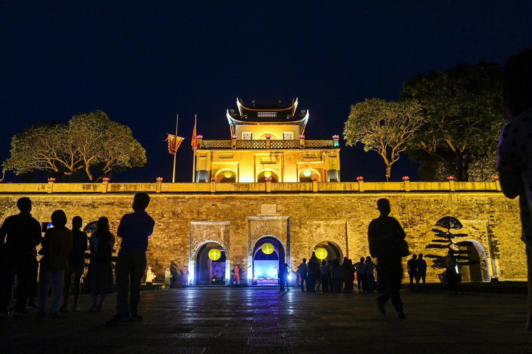 Night tour in Thang Long Imperial Citadel Eat Out Travel